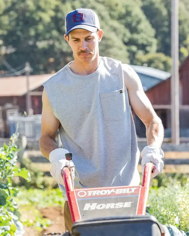 Noble Outfitters 12510 Men‘s The Best Dang Work Sleeveless Pocket Tee