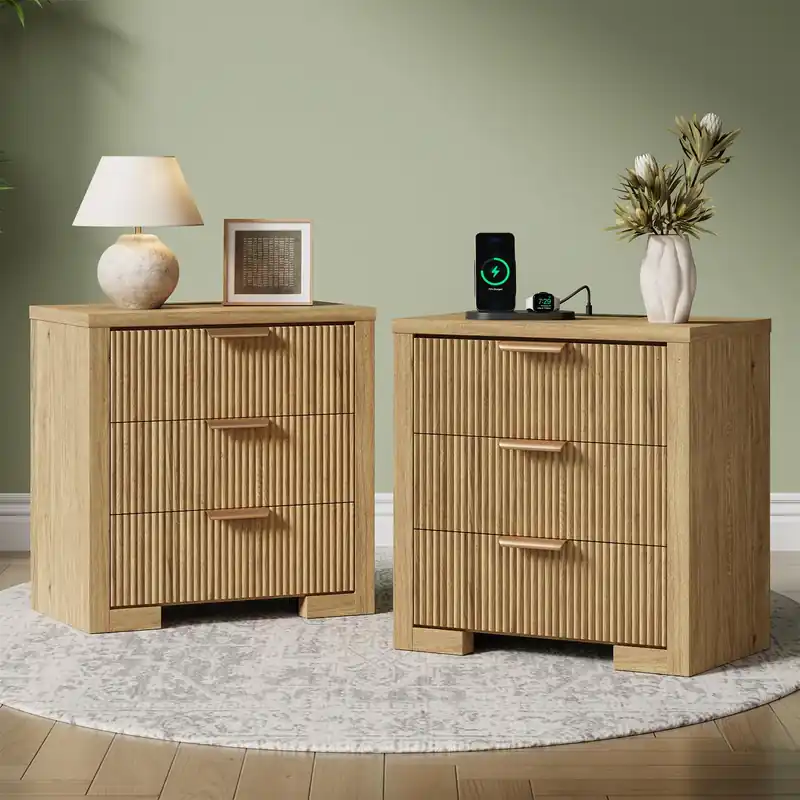 24‘‘ Nightstands Set of 2 with Charging Station, 3 Drawers Dresser, Wood End Table with Large Storage, Modern Mid-Century Bedside Table for Bedroom, Living Room, Office, Natural Oak